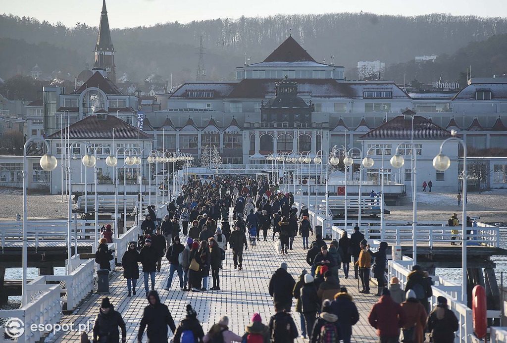 Tłumy w Sopocie w przedświąteczny weekend! Piękne zdjęcia z kurortu [FOTO]