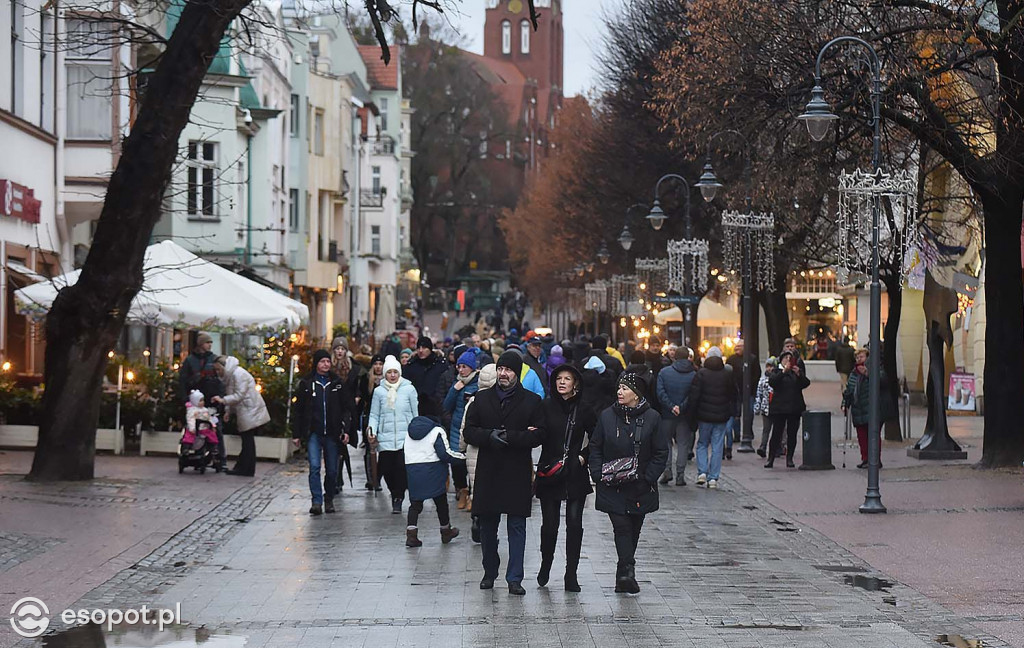 Mokry koniec świąt w Sopocie! Klimatyczne zdjęcia z pochmurnego kurortu [FOTO]