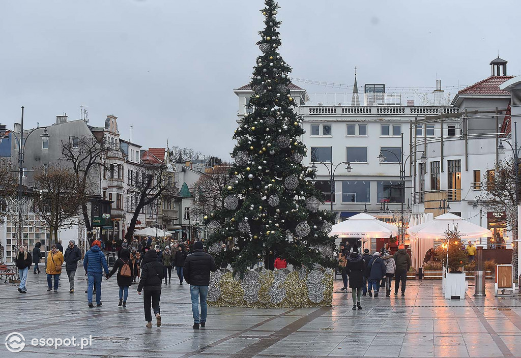 Mokry koniec świąt w Sopocie! Klimatyczne zdjęcia z pochmurnego kurortu [FOTO]
