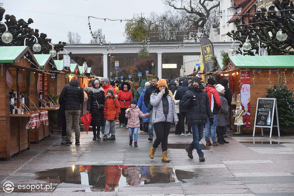 Mokry koniec świąt w Sopocie! Klimatyczne zdjęcia z pochmurnego kurortu [FOTO]