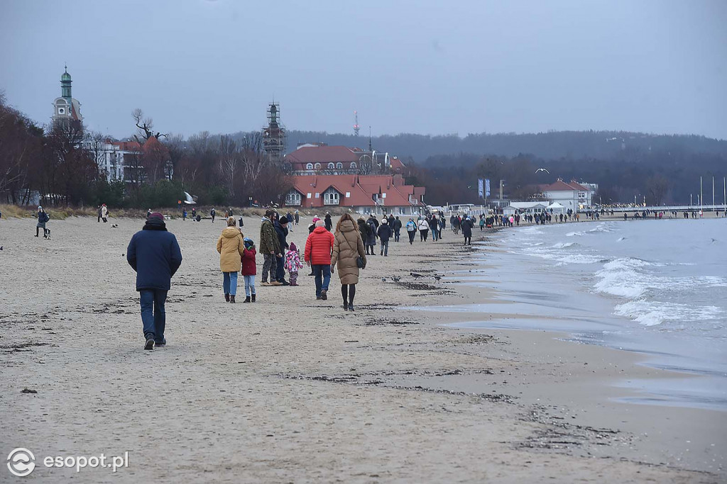 Mokry koniec świąt w Sopocie! Klimatyczne zdjęcia z pochmurnego kurortu [FOTO]