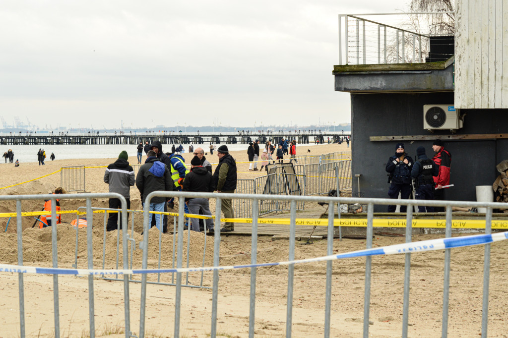 Co się dzieje wokół Zatoki Sztuki? Policja przekopuje plażę [FOTO/WIDEO]
