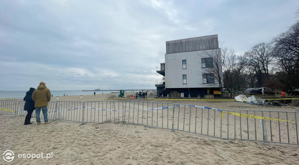 Co się dzieje wokół Zatoki Sztuki? Policja przekopuje plażę [FOTO/WIDEO]