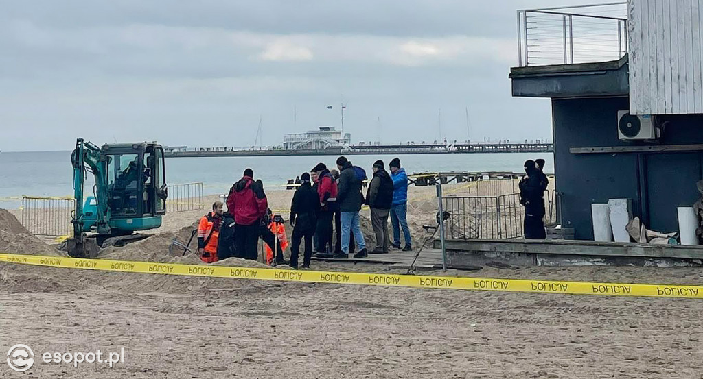Co się dzieje wokół Zatoki Sztuki? Policja przekopuje plażę [FOTO/WIDEO]