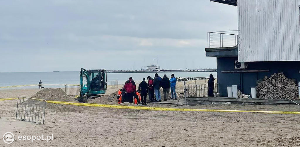 Co się dzieje wokół Zatoki Sztuki? Policja przekopuje plażę [FOTO/WIDEO]