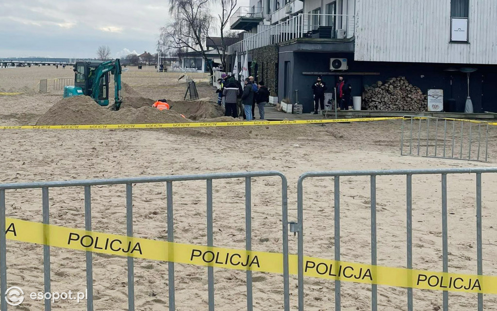 Co się dzieje wokół Zatoki Sztuki? Policja przekopuje plażę [FOTO/WIDEO]