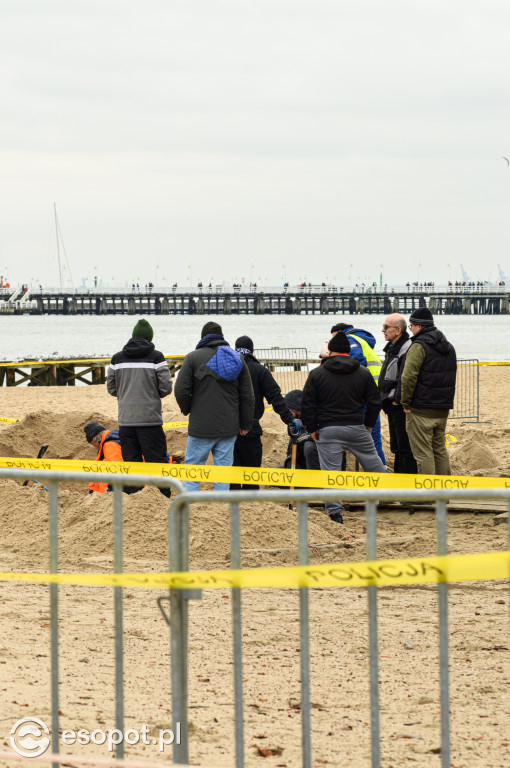 Co się dzieje wokół Zatoki Sztuki? Policja przekopuje plażę [FOTO/WIDEO]
