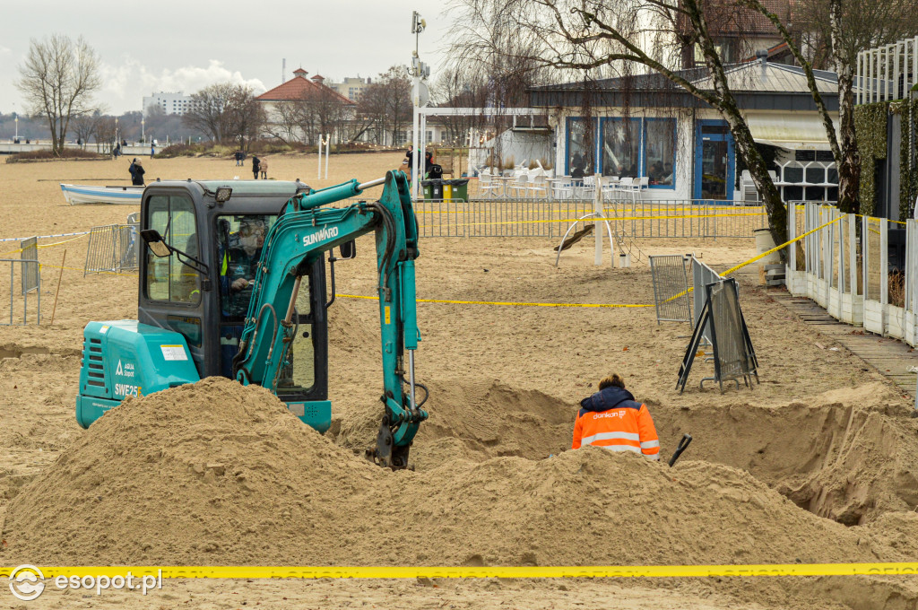 Co się dzieje wokół Zatoki Sztuki? Policja przekopuje plażę [FOTO/WIDEO]