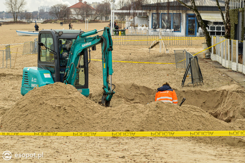Co się dzieje wokół Zatoki Sztuki? Policja przekopuje plażę [FOTO/WIDEO]