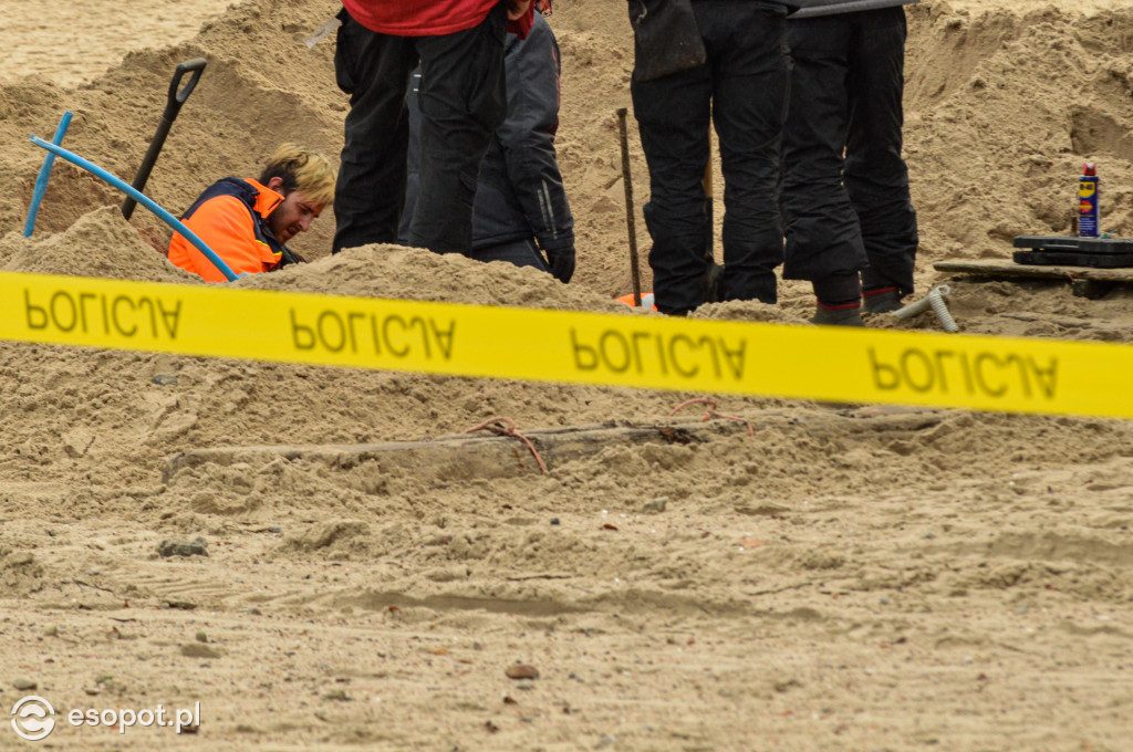 Co się dzieje wokół Zatoki Sztuki? Policja przekopuje plażę [FOTO/WIDEO]