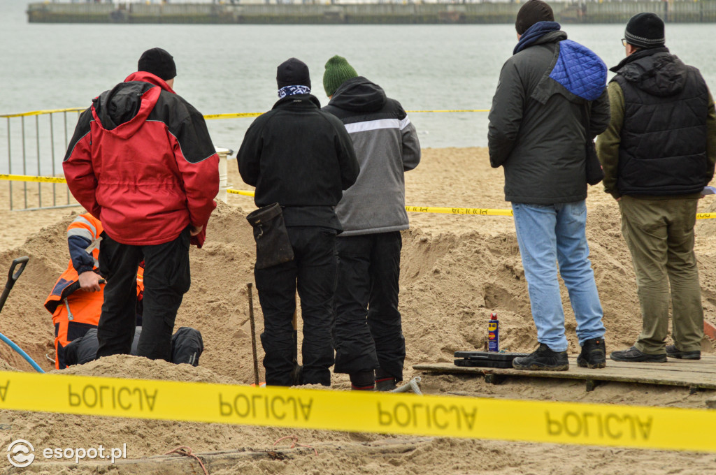 Co się dzieje wokół Zatoki Sztuki? Policja przekopuje plażę [FOTO/WIDEO]