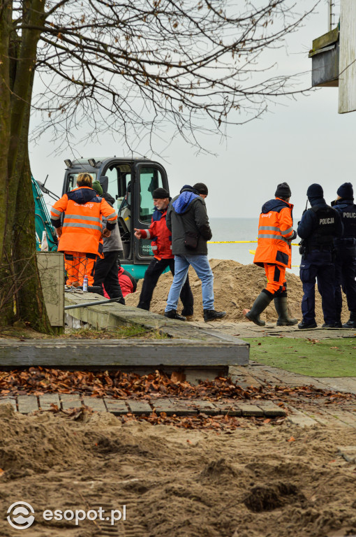 Co się dzieje wokół Zatoki Sztuki? Policja przekopuje plażę [FOTO/WIDEO]