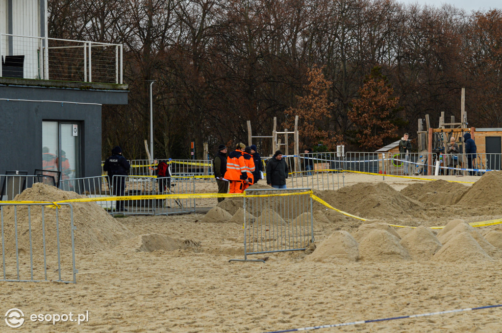 Co się dzieje wokół Zatoki Sztuki? Policja przekopuje plażę [FOTO/WIDEO]