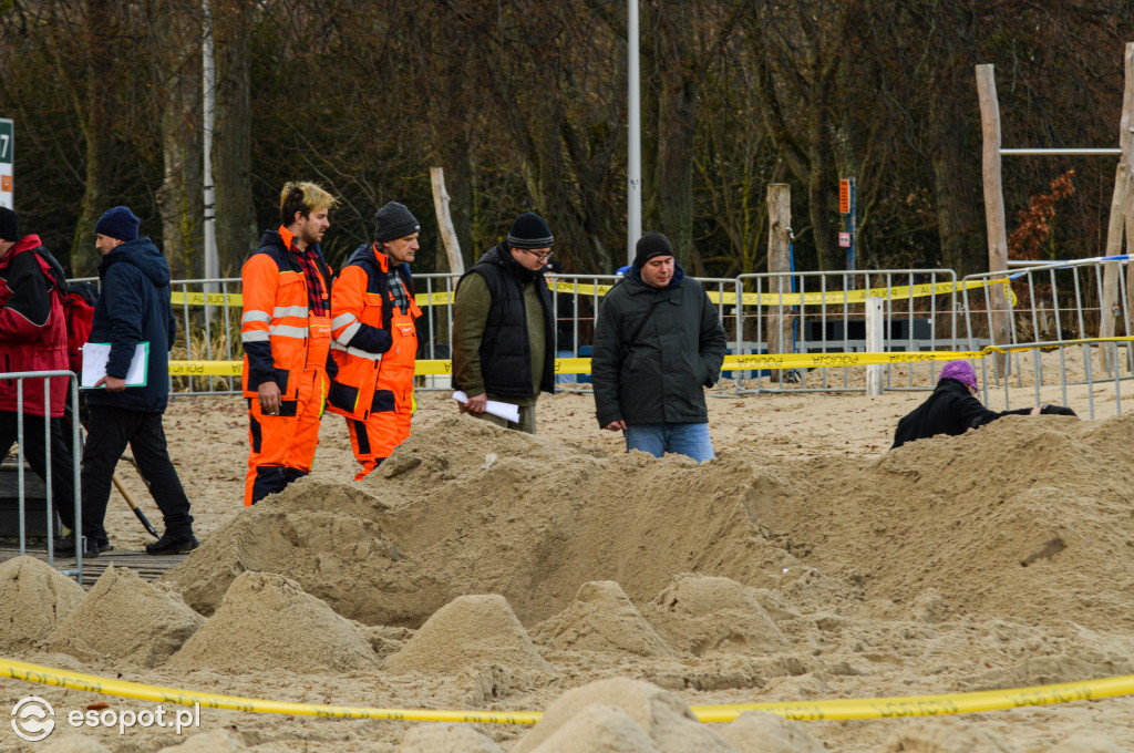 Co się dzieje wokół Zatoki Sztuki? Policja przekopuje plażę [FOTO/WIDEO]