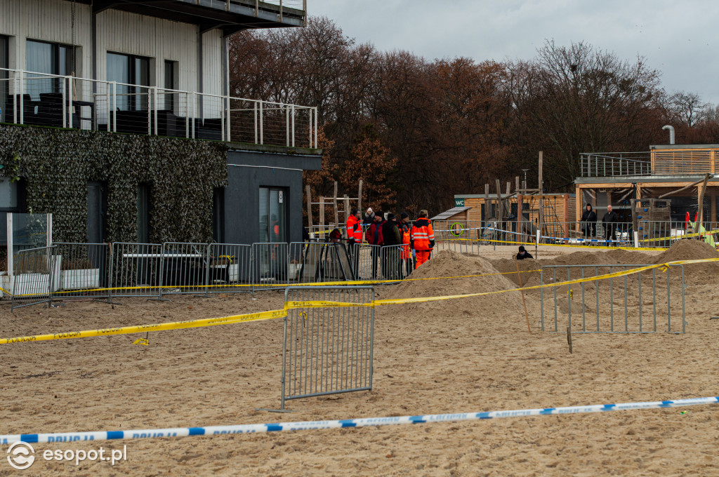 Co się dzieje wokół Zatoki Sztuki? Policja przekopuje plażę [FOTO/WIDEO]