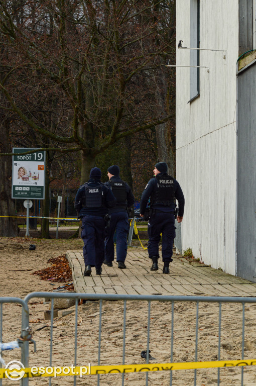 Co się dzieje wokół Zatoki Sztuki? Policja przekopuje plażę [FOTO/WIDEO]