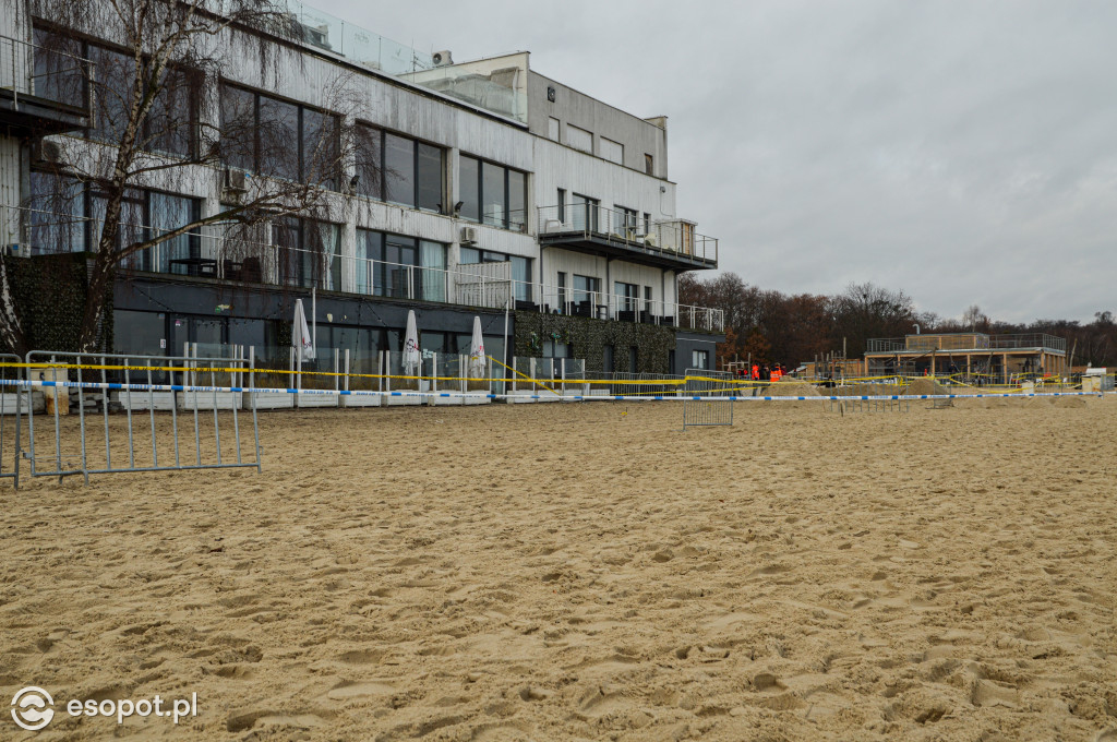 Co się dzieje wokół Zatoki Sztuki? Policja przekopuje plażę [FOTO/WIDEO]