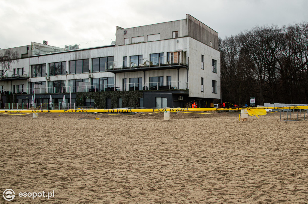 Co się dzieje wokół Zatoki Sztuki? Policja przekopuje plażę [FOTO/WIDEO]