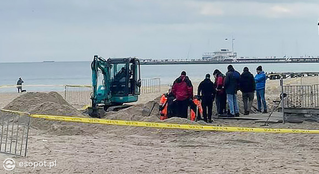 Co się dzieje wokół Zatoki Sztuki? Policja przekopuje plażę [FOTO/WIDEO]