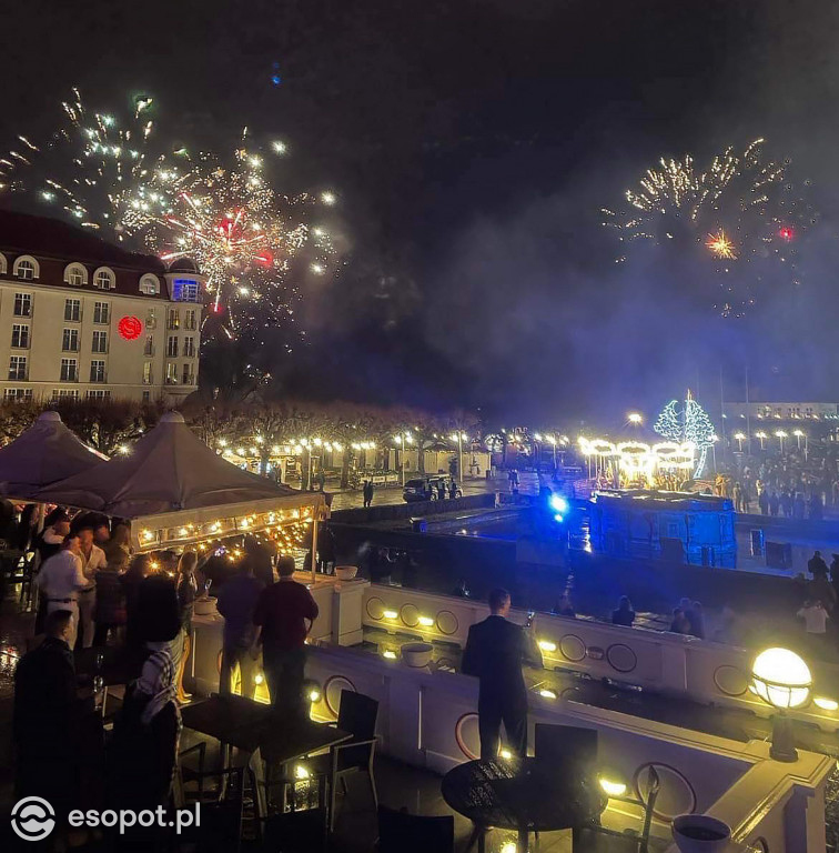 Sopot na mokro przywitał Nowy Rok! Zdjęcia z nocy sylwestrowej w kurorcie [FOTO]