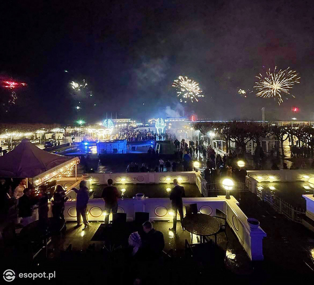 Sopot na mokro przywitał Nowy Rok! Zdjęcia z nocy sylwestrowej w kurorcie [FOTO]