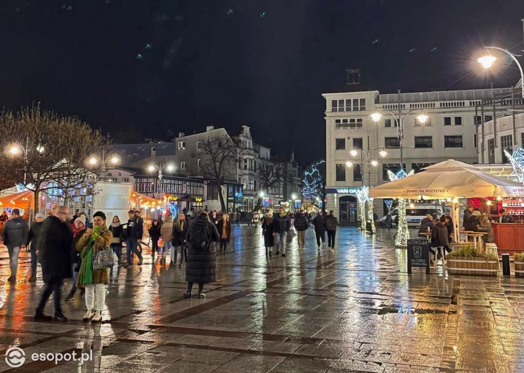 Sopot na mokro przywitał Nowy Rok! Zdjęcia z nocy sylwestrowej w kurorcie [FOTO]