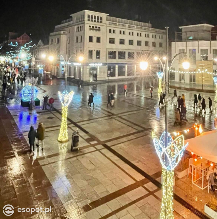 Sopot na mokro przywitał Nowy Rok! Zdjęcia z nocy sylwestrowej w kurorcie [FOTO]