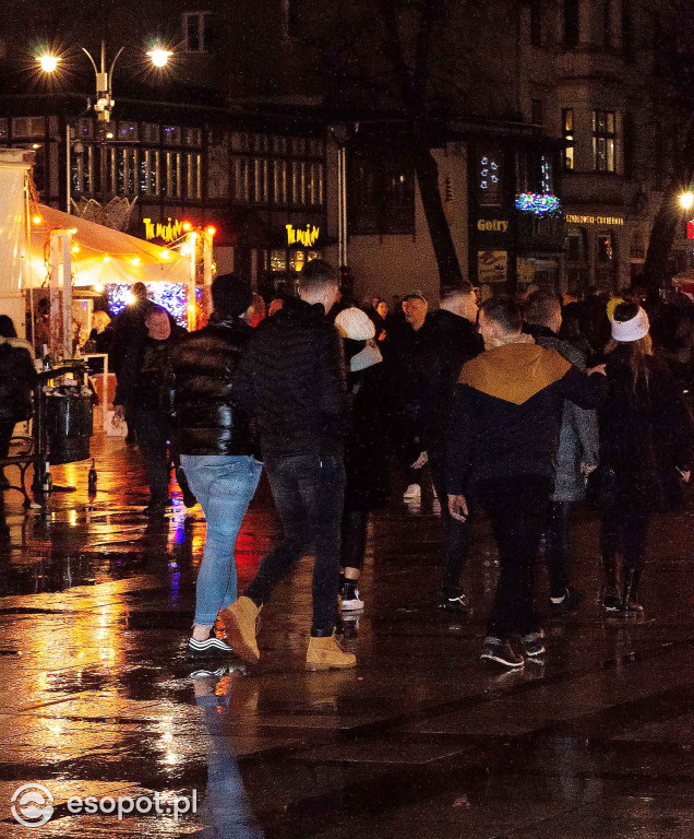 Sopot na mokro przywitał Nowy Rok! Zdjęcia z nocy sylwestrowej w kurorcie [FOTO]