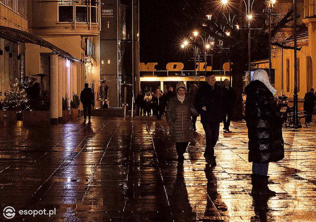 Sopot na mokro przywitał Nowy Rok! Zdjęcia z nocy sylwestrowej w kurorcie [FOTO]