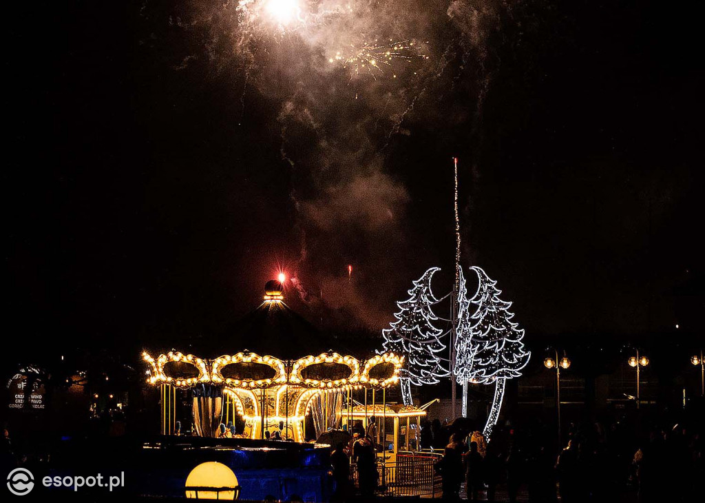 Sopot na mokro przywitał Nowy Rok! Zdjęcia z nocy sylwestrowej w kurorcie [FOTO]