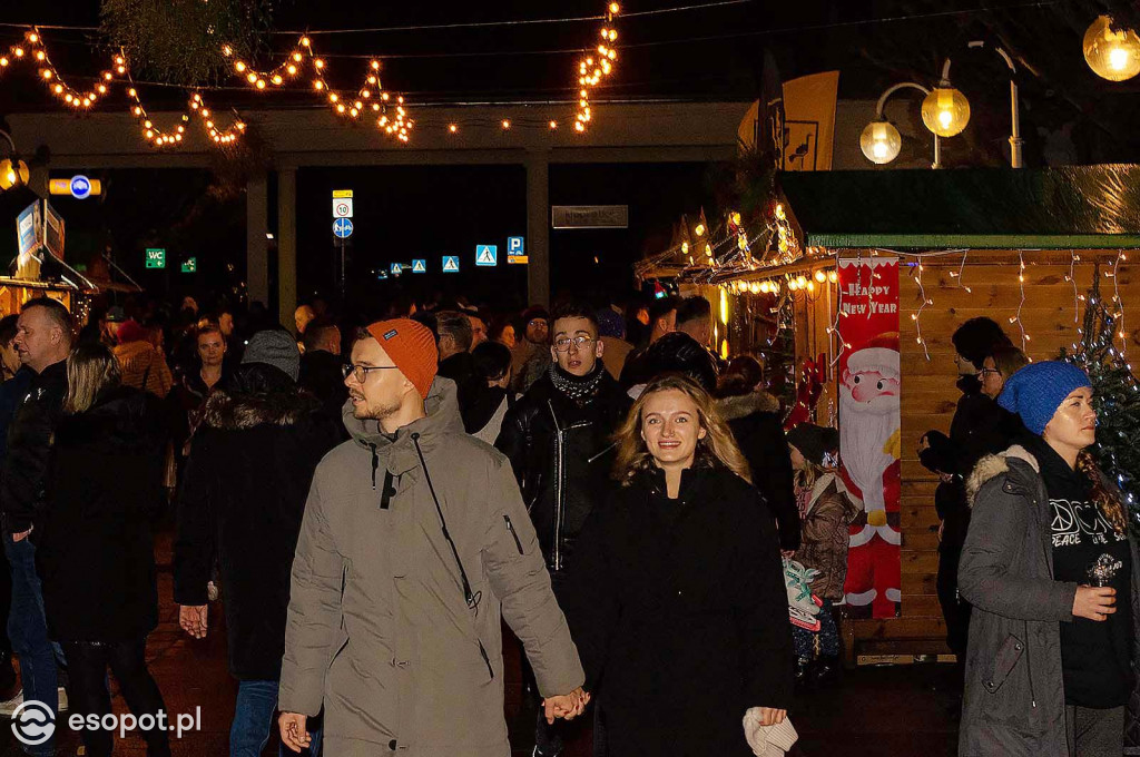 Sopot na mokro przywitał Nowy Rok! Zdjęcia z nocy sylwestrowej w kurorcie [FOTO]