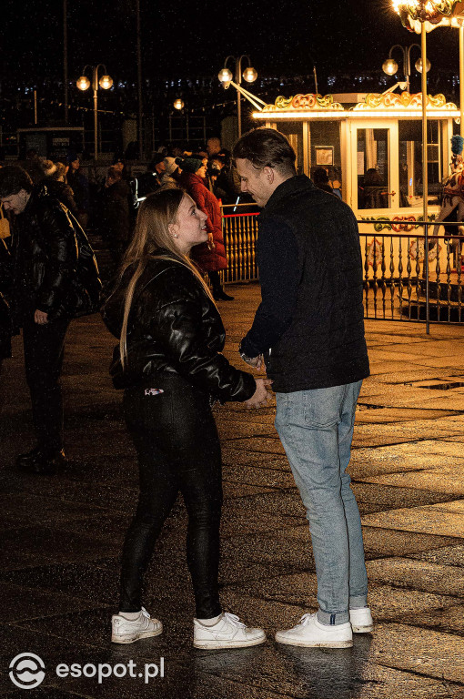 Sopot na mokro przywitał Nowy Rok! Zdjęcia z nocy sylwestrowej w kurorcie [FOTO]