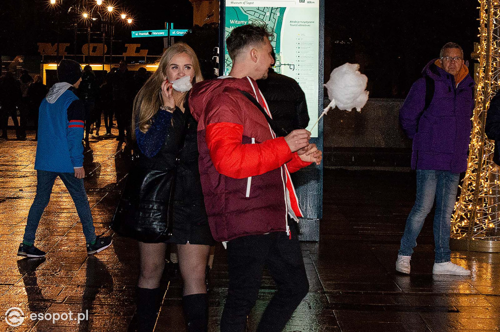 Sopot na mokro przywitał Nowy Rok! Zdjęcia z nocy sylwestrowej w kurorcie [FOTO]
