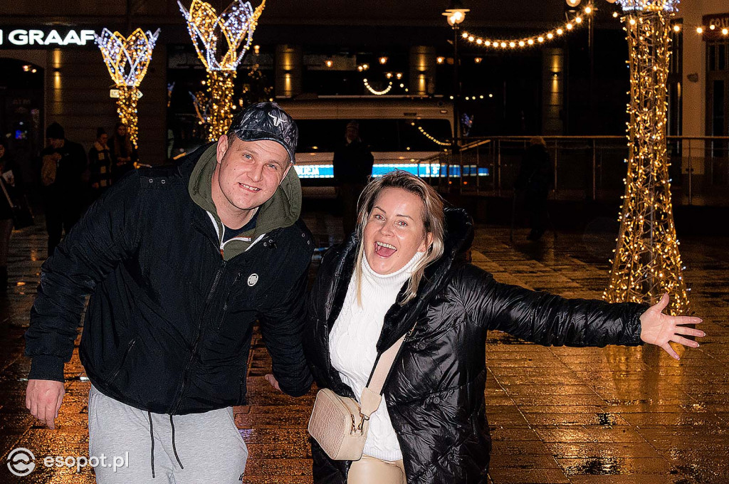 Sopot na mokro przywitał Nowy Rok! Zdjęcia z nocy sylwestrowej w kurorcie [FOTO]