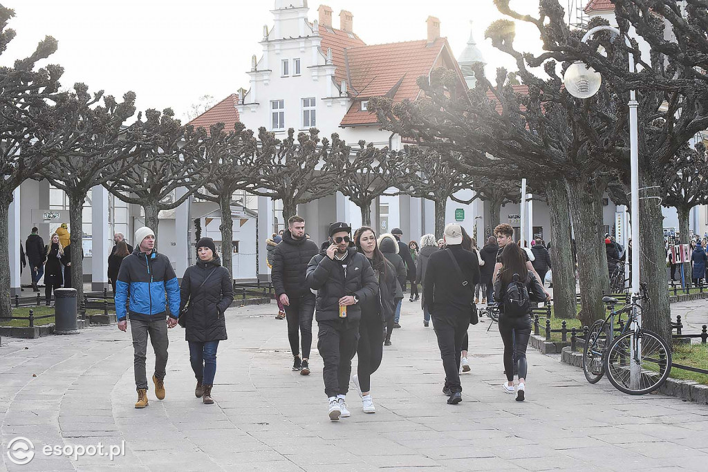 W Sopocie oblężenie jak w lecie! Zdjęcia z pierwszego dnia Nowego Roku [FOTO]