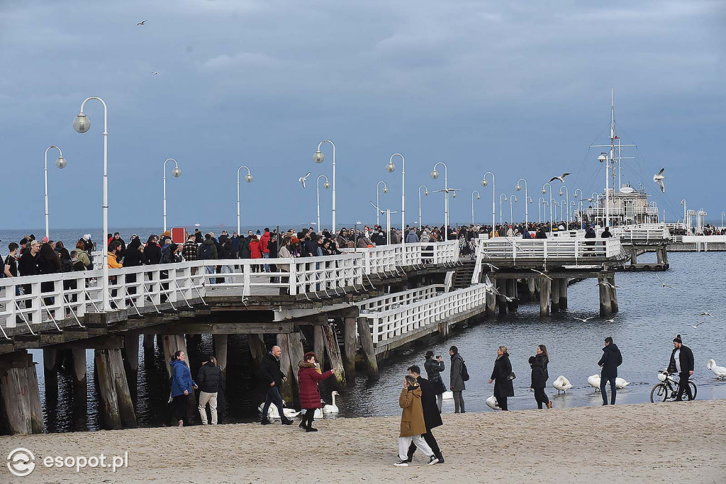 W Sopocie oblężenie jak w lecie! Zdjęcia z pierwszego dnia Nowego Roku [FOTO]