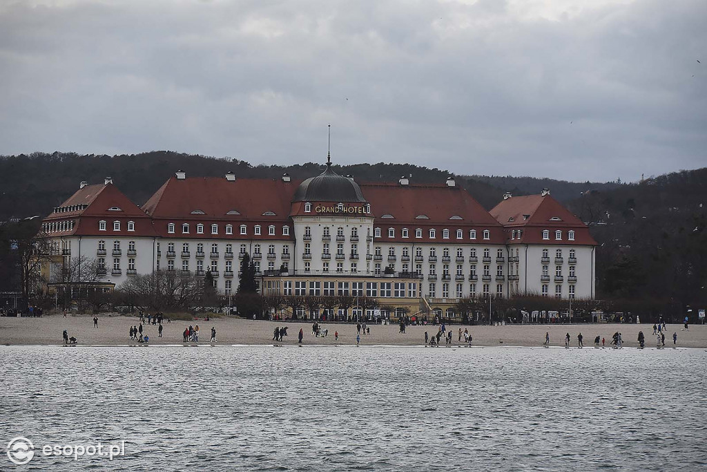 W Sopocie oblężenie jak w lecie! Zdjęcia z pierwszego dnia Nowego Roku [FOTO]