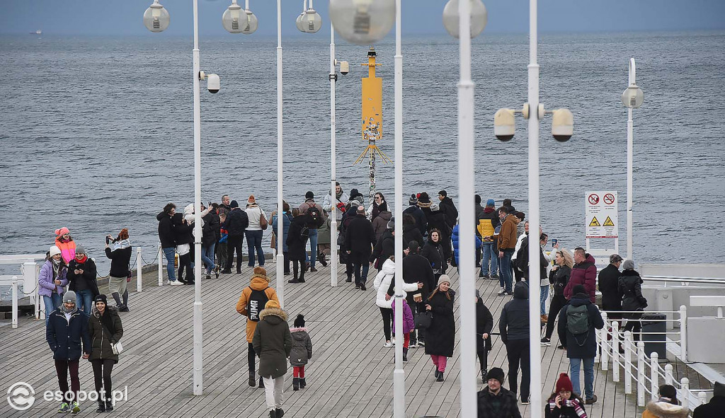 W Sopocie oblężenie jak w lecie! Zdjęcia z pierwszego dnia Nowego Roku [FOTO]