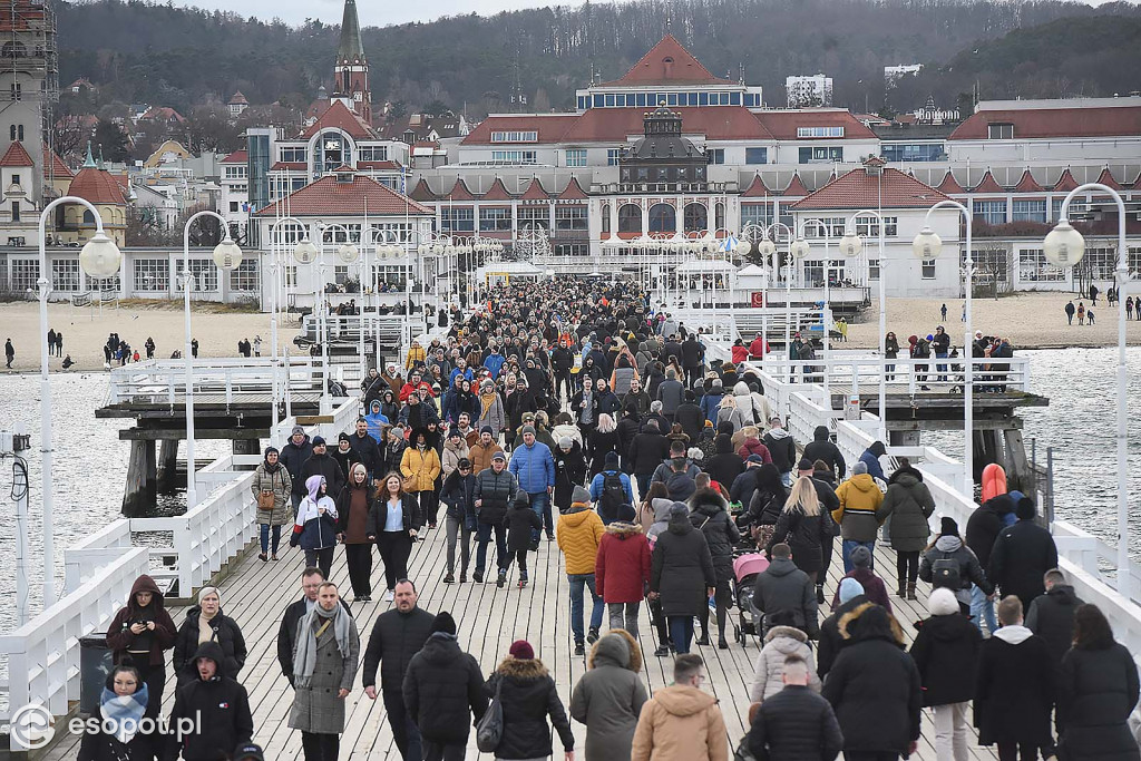 W Sopocie oblężenie jak w lecie! Zdjęcia z pierwszego dnia Nowego Roku [FOTO]