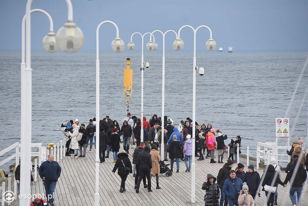 W Sopocie oblężenie jak w lecie! Zdjęcia z pierwszego dnia Nowego Roku [FOTO]