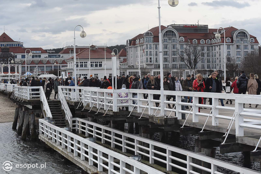 W Sopocie oblężenie jak w lecie! Zdjęcia z pierwszego dnia Nowego Roku [FOTO]