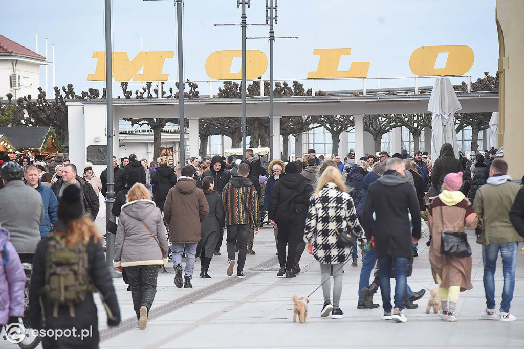 W Sopocie oblężenie jak w lecie! Zdjęcia z pierwszego dnia Nowego Roku [FOTO]