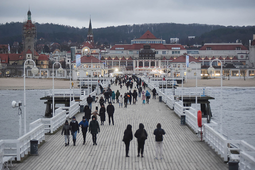 Zachmurzony, sztormowy Sopot na zdjęciach! Nostalgiczny weekend w kurorcie [FOTO]