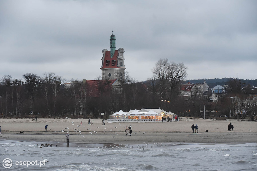 Zachmurzony, sztormowy Sopot na zdjęciach! Nostalgiczny weekend w kurorcie [FOTO]