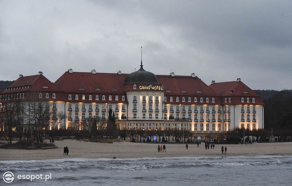 Zachmurzony, sztormowy Sopot na zdjęciach! Nostalgiczny weekend w kurorcie [FOTO]