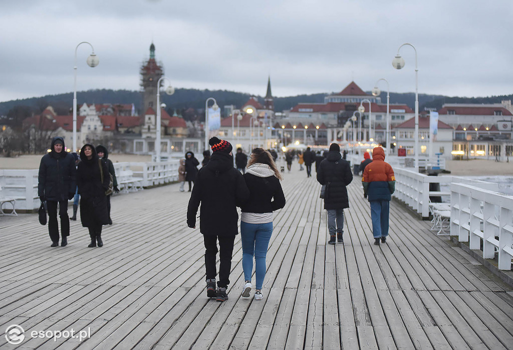 Zachmurzony, sztormowy Sopot na zdjęciach! Nostalgiczny weekend w kurorcie [FOTO]