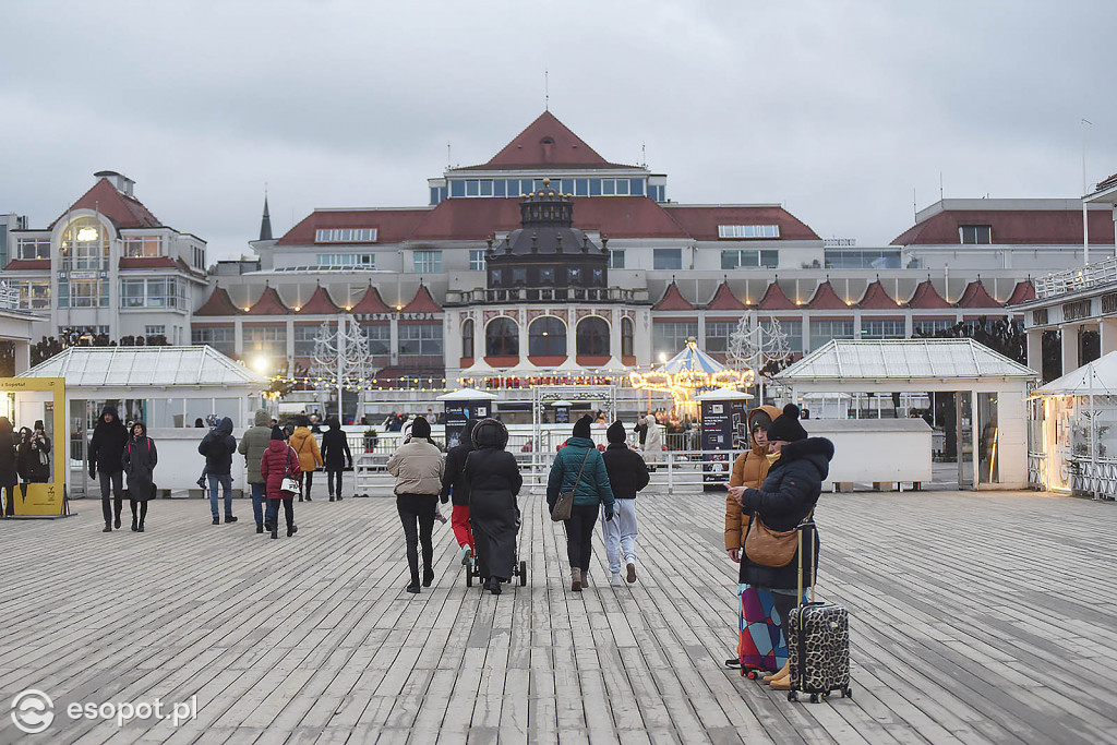 Zachmurzony, sztormowy Sopot na zdjęciach! Nostalgiczny weekend w kurorcie [FOTO]