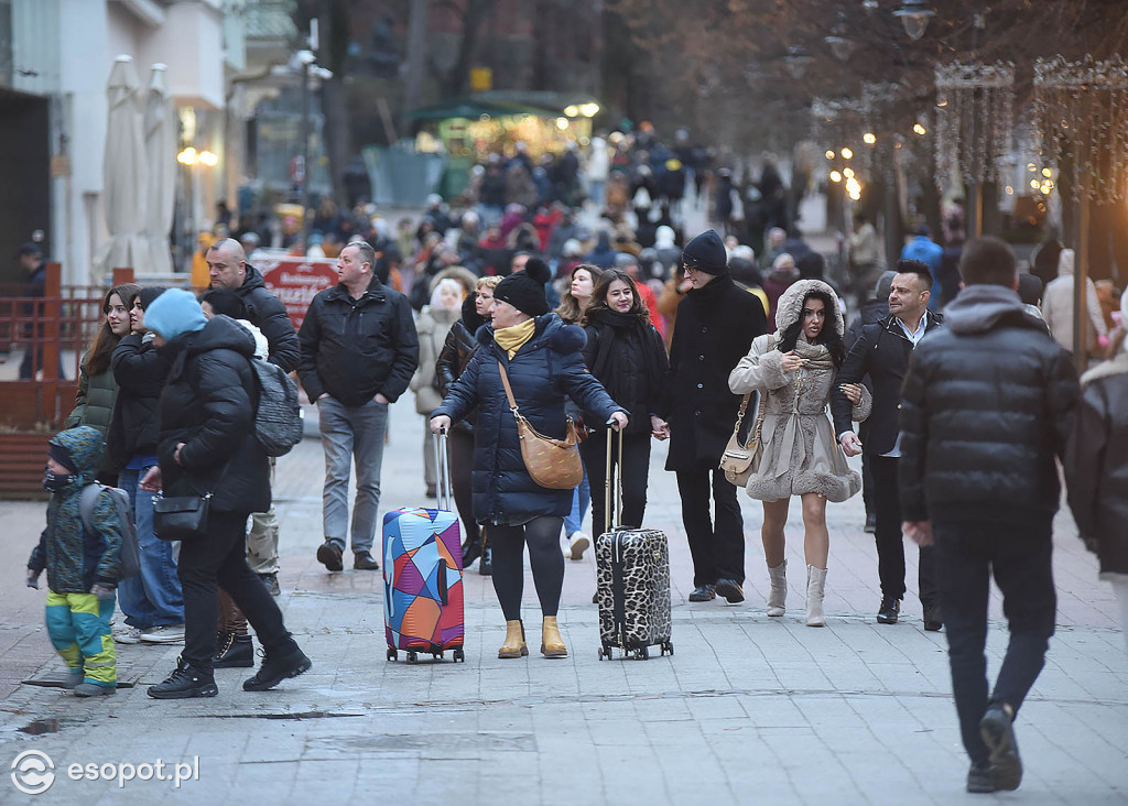 Zachmurzony, sztormowy Sopot na zdjęciach! Nostalgiczny weekend w kurorcie [FOTO]