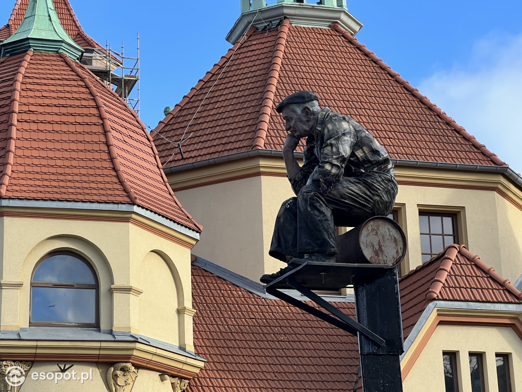 Pomnik chłopa w Sopocie! Nowa rzeźba stanęła przy Państwowej Galerii Sztuki [FOTO]