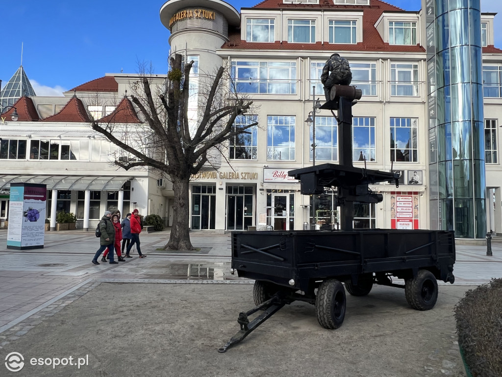 Pomnik chłopa w Sopocie! Nowa rzeźba stanęła przy Państwowej Galerii Sztuki [FOTO]
